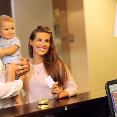 Picture,Of,Family,Checking,In,Hotel